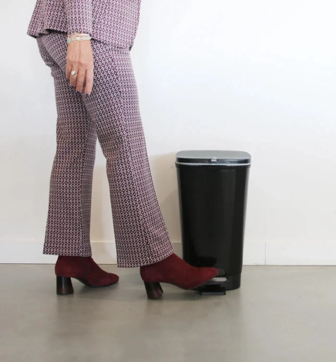 Curver Chic 35L Pedal Bin - Black - Image 10