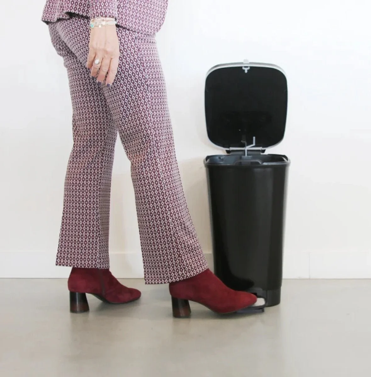 Curver Chic 35L Pedal Bin - Black - Image 9