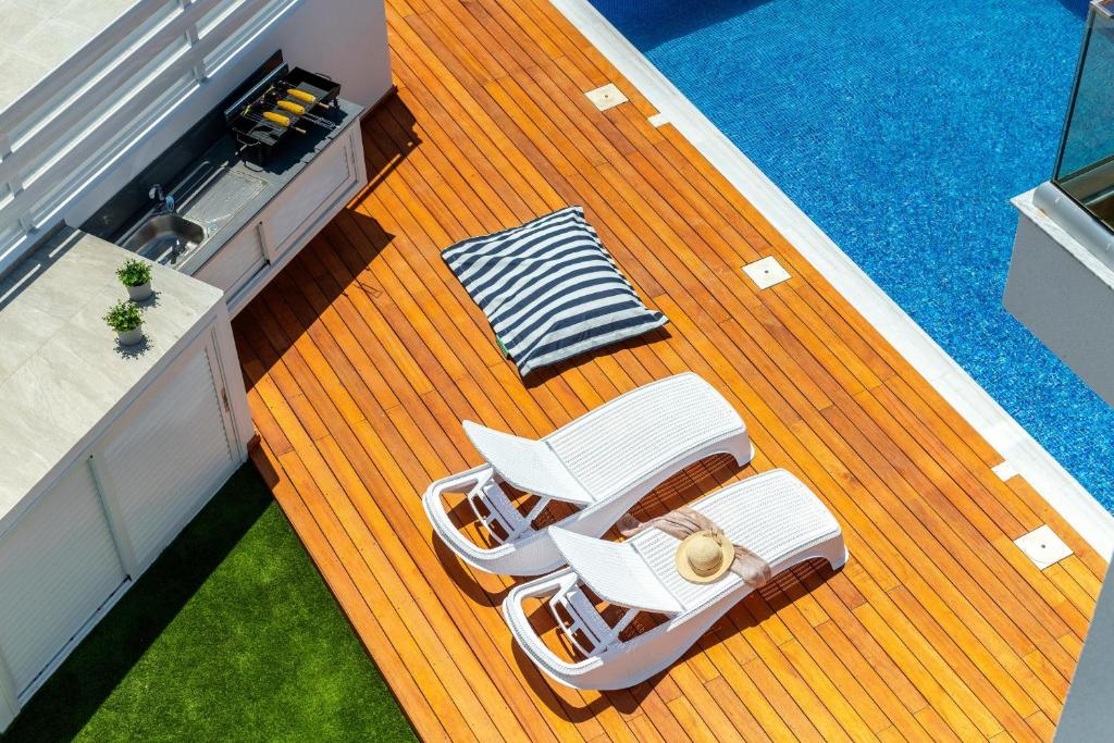 Keter Atlantic Sun Lounger - White- 2 Pack - Image 8