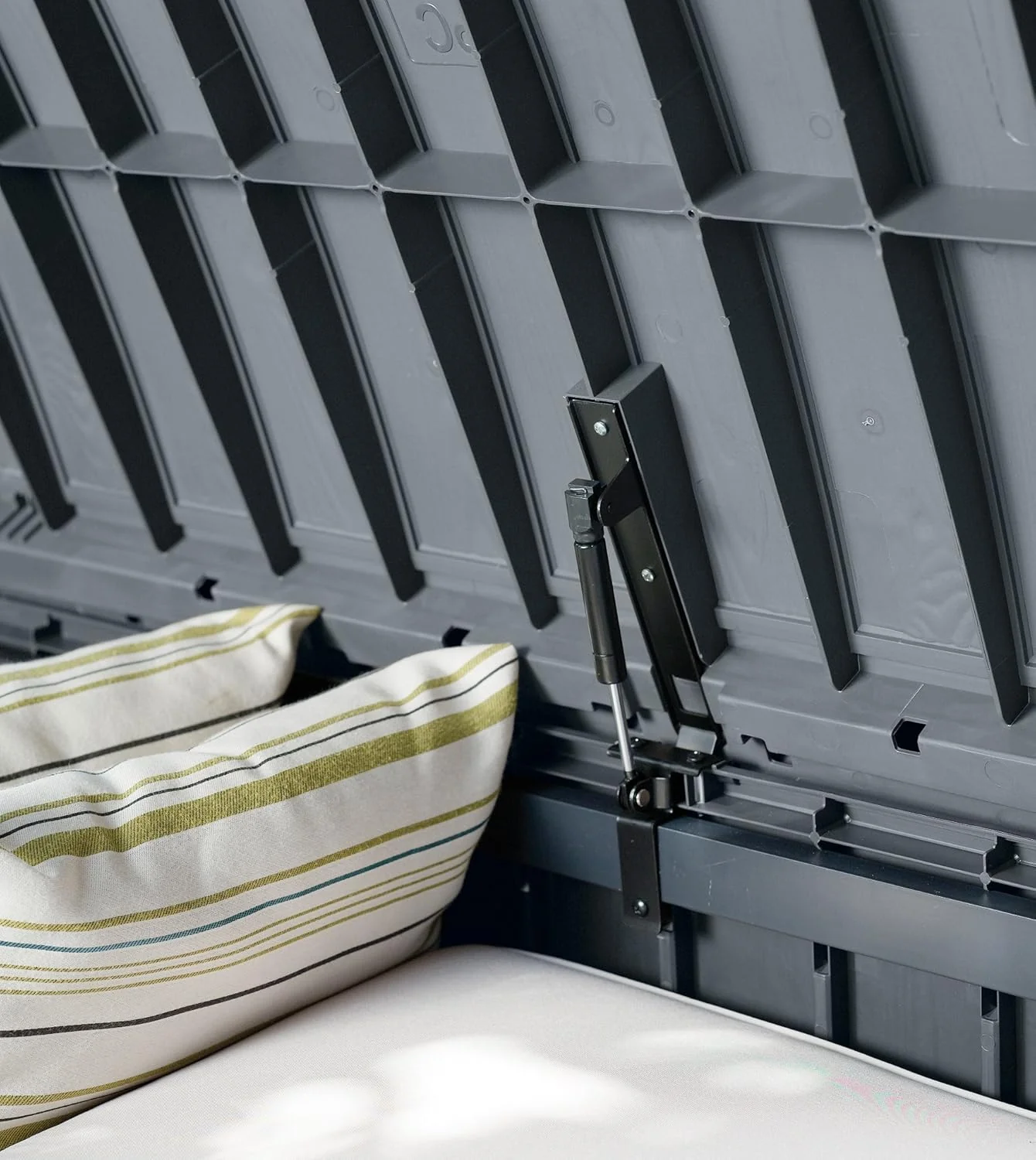 Keter Glenwood 390L Storage Box - Graphite - Image 5